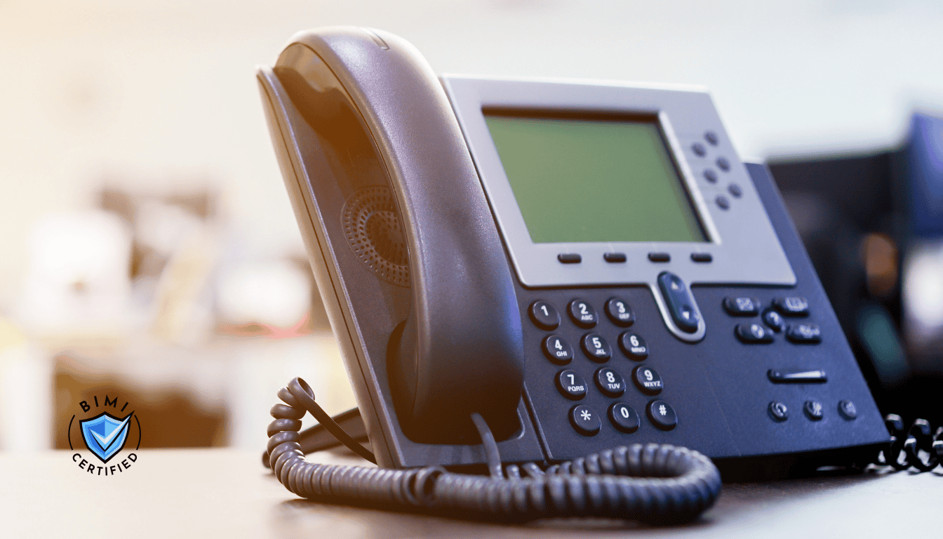 Masanın üzerinde BIMI Doğrulama çağrısını bekleyen modern bir telefon